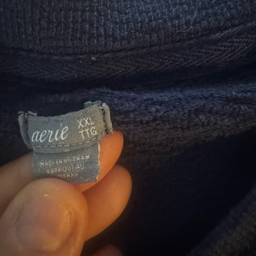 Woman’s Navy Aerie sweatshirt - Picture 6 of 6